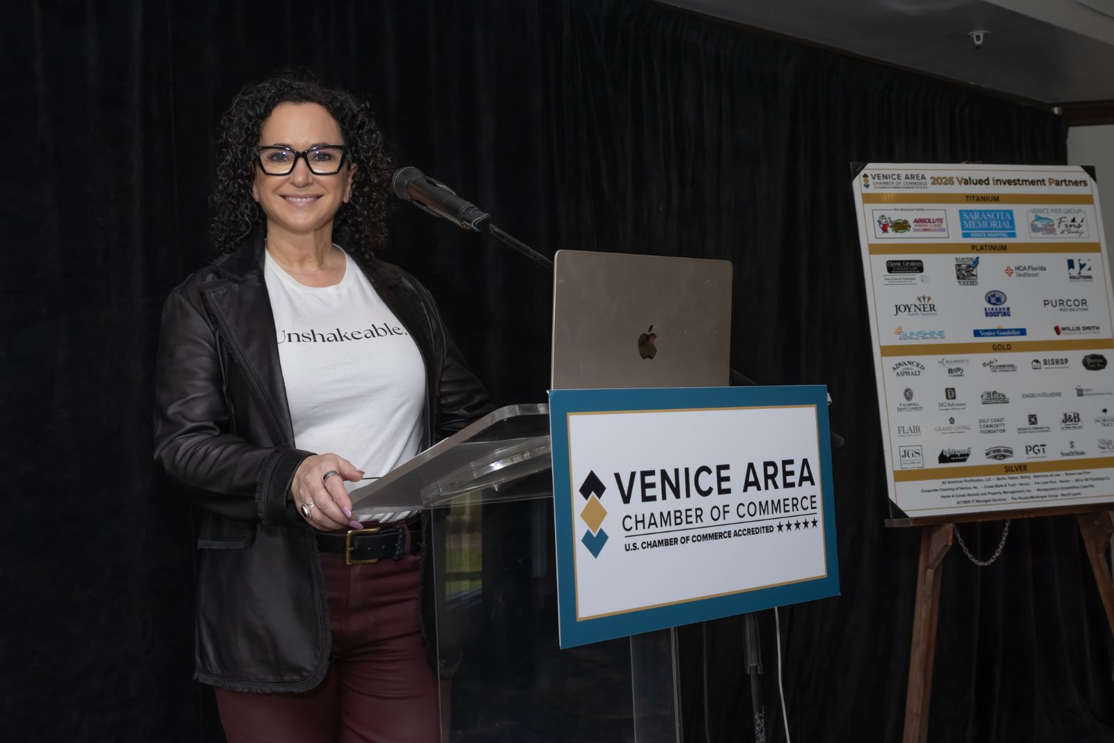 Simone Knego, keynote speaker for real estate agents, at the podium